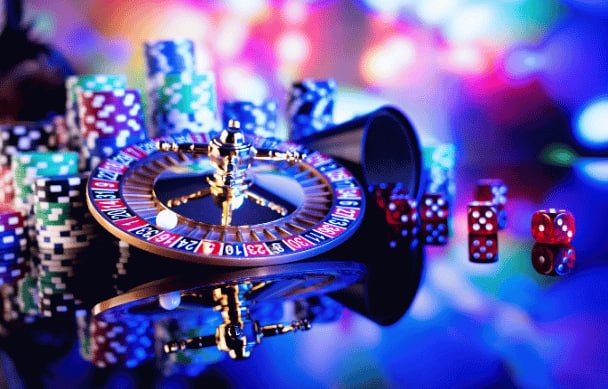 Pengguna membuka slot bertema naga di ponsel